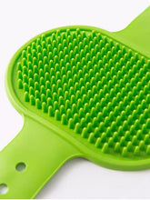 Spazzola delicata in silicone per rimuovere i peli degli animali con setole arrotondate di colore verde brillante