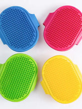 Quattro spazzole delicate per rimuovere i peli degli animali in silicone colorate in blu, rosa, verde e giallo