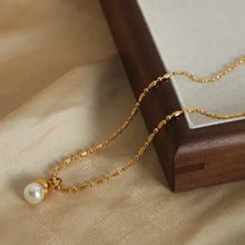 Elegant titanium steel pearl pendant necklace with gold chain