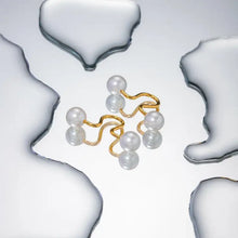 Elegante, goldbeschichtete Ohrstecker mit Imitationsperlen und wellenförmigem Design
