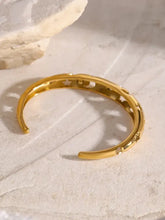 Armband aus Edelstahl mit eingelegten Strasssteinen und Ausschnitten
