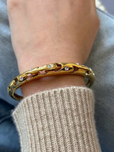 Armband aus Edelstahl mit eingelegten Strasssteinen und Ausschnitten