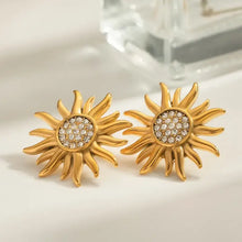 Ohrstecker in Gold mit Sonnenform und pavé-gesetzten klaren Kristallen