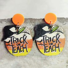 Brincos pendentes de Halloween para professores: em forma de maçã com o texto "Trick or Teach"