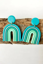 Handgemaakte oorbellen in regenboogvorm met hanger, gemaakt van polymeerklei in een turquoise groene verloopkleur