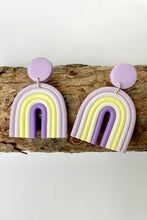 Handgemaakte oorbellen in regenboogvorm met hangers in zonsondergangkleuren, met lavendelregenboog, gele accenten en matte afwerking