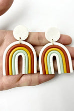 Handgemaakte oorbellen met regenboogvorm en hangers in zonsondergangkleurige kleiboogjes
