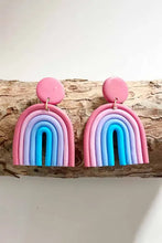 Handgemaakte oorbellen met regenboogvorm en hangers in pastel zonsondergangkleuren met matte afwerking