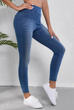 High-waisted skinny jeans in blue denim with a slim fit and subtle fading effect for a modern look
