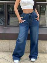 High-waisted wide leg jeans in blue denim with a wide leg cut and frayed hem for a stylish look