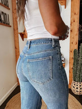 High-waisted wide leg jeans in blue denim with a classic fit and frayed hem detail