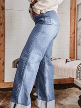 High-waisted light-wash wide leg jeans with rolled cuffs and classic five-pocket design in a soft fabric blend