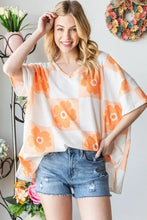 Hopely contrast checkered floral V-neck T-shirt with denim shorts