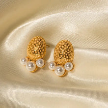 Goldene, gehämmerte ovale Ohrstecker aus Edelstahl mit Anhängern aus Imitationsperlen