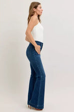 Judy Blue high-waisted flare jeans in dark blue denim with front pockets and a classic slightly worn-in look