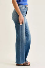 High-rise judy blue mid rise 90s straight jeans in blue denim with a straight-leg cut and frayed hems
