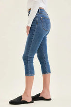 Blue denim judy blue mid-rise stretch capri jeans with classic fit and subtle fading in capri jeans style