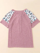 Women’s mauve short-sleeve t-shirt with leopard raglan sleeves