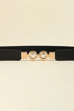 Schwarzes Samt-Choker mit goldfarbenen Beschlägen auf Ledergürtel