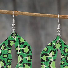 Grüne Lederohrringe in Leopardenlippenform mit silbernen Haken