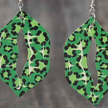 Paar grüne Lederohrringe in Leoparden-Lippenform