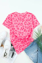 Vibrant pink leopard round neck short-sleeve tee with knotted hem