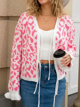 Leopardenmuster-Strickjacke mit Knoten vorne, rosa Strick, weißen Kordeln, Rüschen
