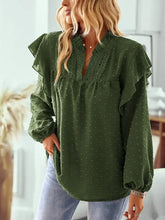 Blusa verde oliva a pois svizzero con maniche lunghe arricciate e rifinitura in pizzo