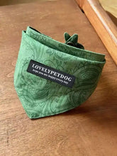 Grünes, leichtes Haustierhalstuch mit Paisley-Muster und LovelyPetDog-Label