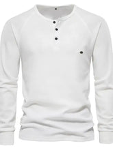 Maglia henley bianca a maniche lunghe con bottoni neri, lavabile in lavatrice e asciugabile a bassa temperatura