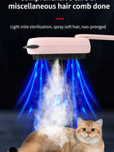 Peine rosa para eliminar pelo de mascotas con cerdas negras y spray de niebla azul