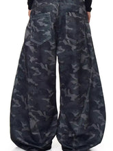 Men’s full size camo star print wide-leg baggy jeans in dark gray and black with contrasting white stitching