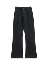 Men’s full size loose fit jeans in black denim with flare straight-leg cut and classic five-pocket design