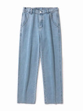 Men’s light-wash denim relaxed fit jeans with full-size pockets and elastic waistband for plus size comfort