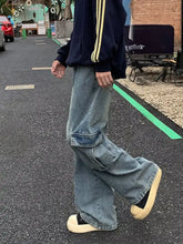 Men’s light-wash vintage wash wide-leg cargo jeans with prominent side pockets in full size plus size