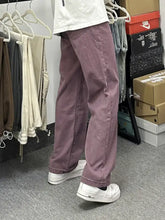 Men’s mauve straight-leg denim loose fit jeans in full size wash with a relaxed fit perfect for casual wear