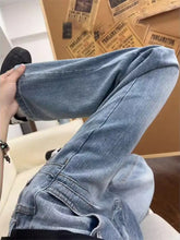 Men’s full size wash relaxed fit light-wash denim jeans with a relaxed fit and classic stitching details