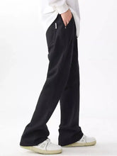 Men’s full size wash black wide-leg jeans with relaxed fit and subtle side pockets in plus size design