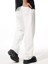 Men’s white loose fit jeans with relaxed fit and visible stitching details in durable denim fabric