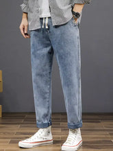 Men’s plus size light-wash denim loose fit wash jeans with a relaxed fit and rolled cuffs for casual wear