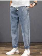 Men’s plus size light-wash denim casual loose fit wash jeans with rolled cuffs and relaxed fit