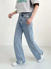 Men’s plus size light-wash denim jeans with wide-leg slit loose fit and front zipper pockets in loose fit jeans style
