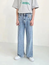 Men’s plus size light-wash denim jeans with side slit loose fit and straight-leg cut featuring side pockets