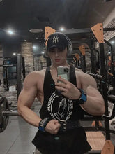 Muscular man gym selfie in mens round neck graphic tank