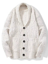 Herren-Strickjacke mit Schalkragen und Zopfmuster in Creme mit braunen Knöpfen