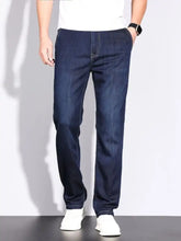 Men’s straight leg jeans in dark blue denim with classic stitching and a straight-leg cut