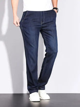 Men’s straight leg jeans in dark blue denim with classic stitching and a straight-leg cut