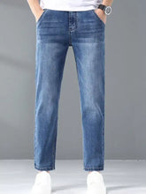 Men’s wash straight leg jeans in blue denim with a subtle faded effect and a straight-leg cut
