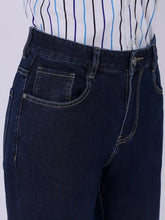 Men’s wash straight-leg jeans in dark blue denim with contrasting light stitching and classic five-pocket design