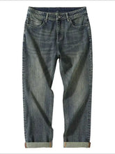 Men’s dark-wash wide leg jeans with a relaxed fit and rolled cuffs in washed wide denim material